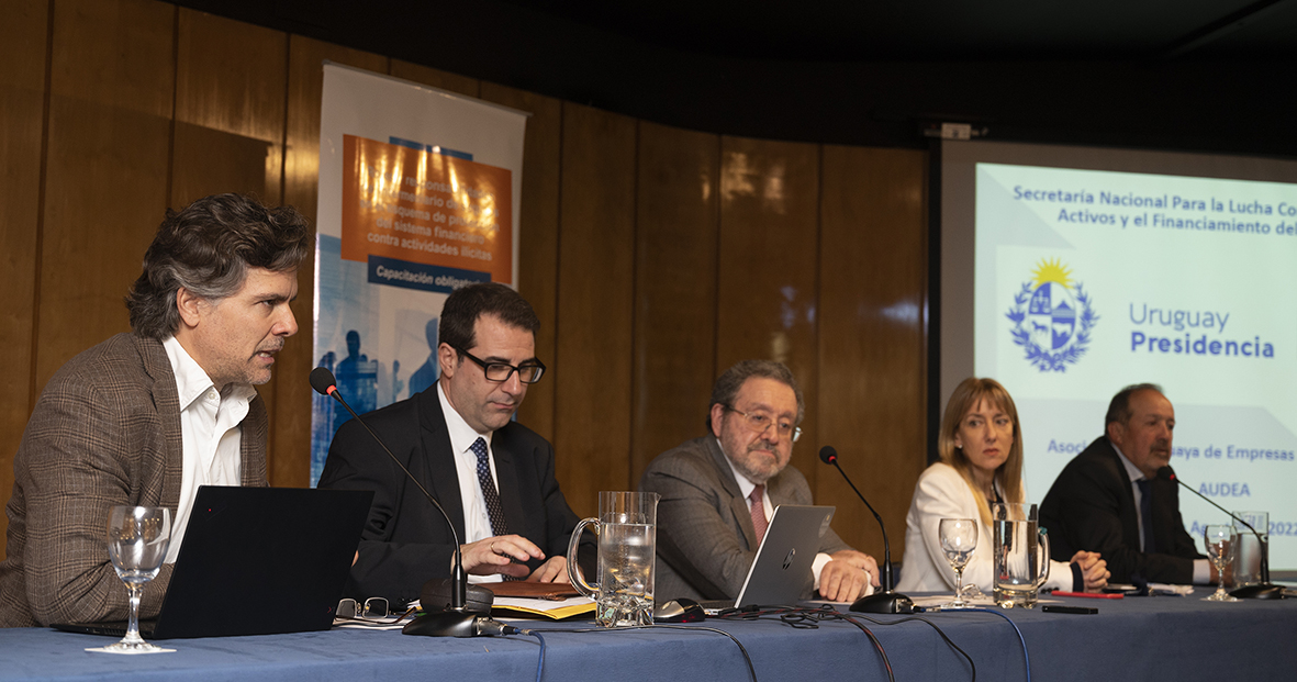 Panel en pleno Panel en pleno